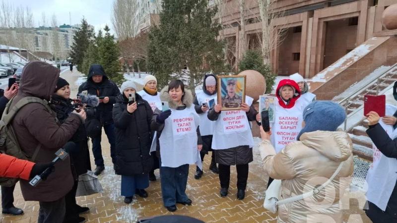 Дедовщина разъедает армию РК, министр обороны шутит. А как на Западе?